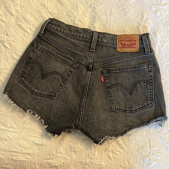 Levi’s 501 Shorts - Picture 2 of 3